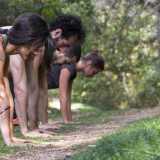 Poi � la volta della camminata da quadrupede: gli atleti si posizionano uno a fianco all'altro...